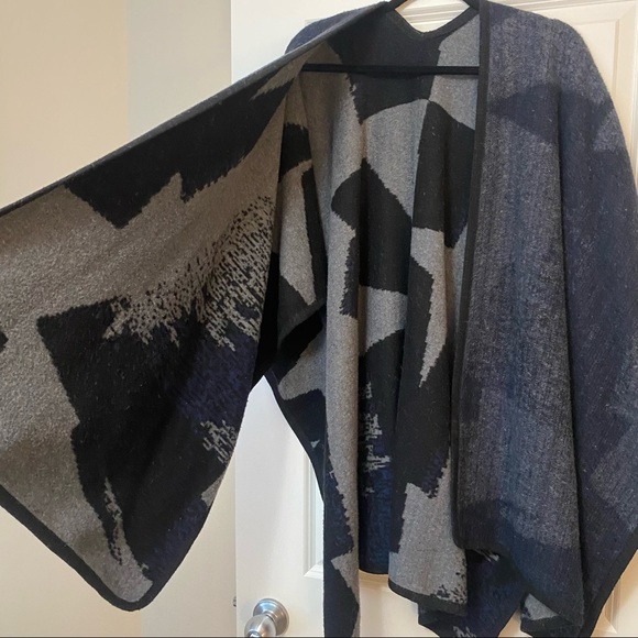 Handmade Reversible Blanket Shawl - Picture 5 of 5